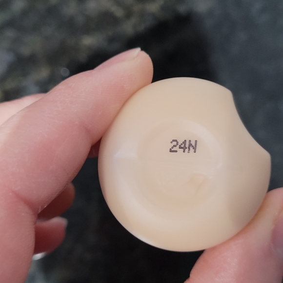 Rare Beauty Teint 24N - Picture 3 of 4